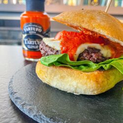 Hamburger avec sa sauce piquante à la truffe